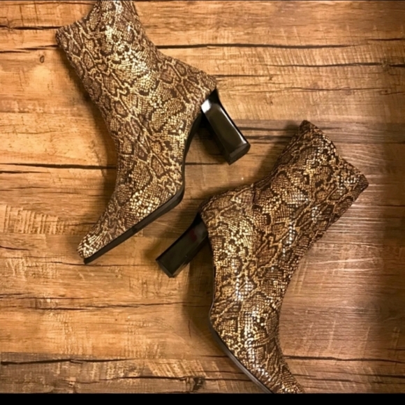 Shoes - BROWN SNAKE PRINT STRETCH ANKLE BOOT SIZE 9 FAUX LEATHER